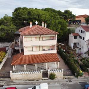 Pula. Zelenika! Samostojeća kuća! 50 metara do plaže! Pogled more!