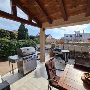 Pula. Zelenika! Samostojeća kuća! 50 metara do plaže! Pogled more!