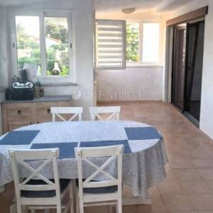 Punat, apartman s okućnicom, 500 m od mora!