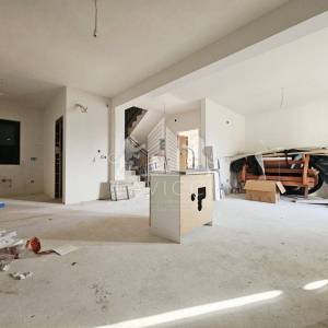 Radovin – samostojeća kuća i vrt, potrebno uređenje