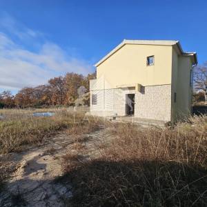 Radovin – samostojeća kuća i vrt, potrebno uređenje