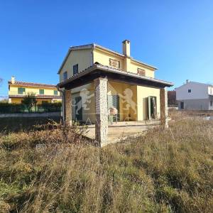 Radovin – samostojeća kuća i vrt, potrebno uređenje