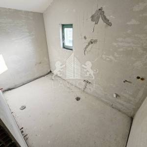 Radovin – samostojeća kuća i vrt, potrebno uređenje