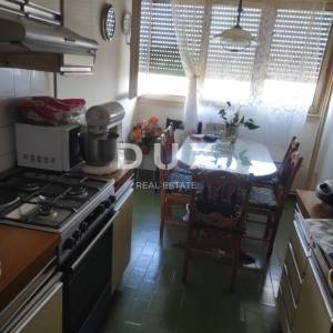 RIJEKA, DONJI ZAMET – funkcionalan 2S+DB stan s parkingom, loggiom i panoramskim pogledom!