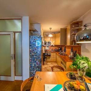 RIJEKA, G. VEŽICA - idealan stan s dvije spavaće sobe, balkon s pogledom na more, ODLIČNA ZGRADA