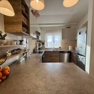 RIJEKA, GORNJI ZAMET - Kompletno novouređeni 3S+DB s pogledom na more!