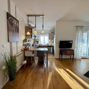 RIJEKA, GORNJI ZAMET - Kompletno novouređeni 3S+DB s pogledom na more!