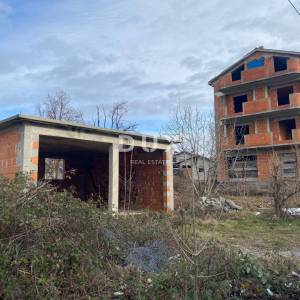 RIJEKA, KASTAV - samostojeća kuća s pogledom na more + garaža + velika okućnica! PRILIKA!