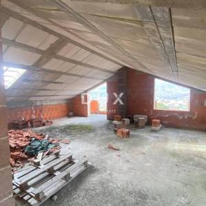 RIJEKA, KASTAV - samostojeća kuća s pogledom na more + garaža + velika okućnica! PRILIKA!