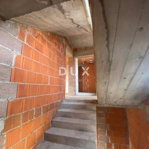 RIJEKA, KASTAV - samostojeća kuća s pogledom na more + garaža + velika okućnica! PRILIKA!