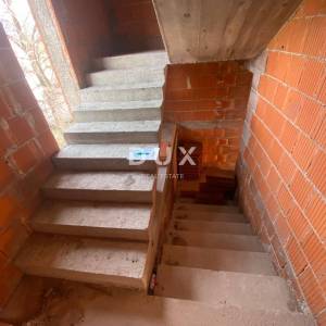 RIJEKA, KASTAV - samostojeća kuća s pogledom na more + garaža + velika okućnica! PRILIKA!