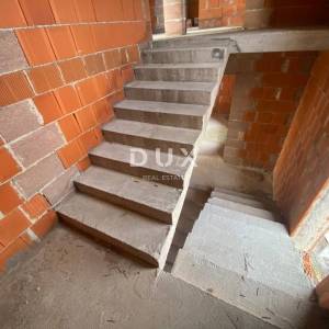 RIJEKA, KASTAV - samostojeća kuća s pogledom na more + garaža + velika okućnica! PRILIKA!