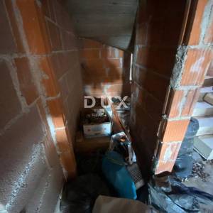 RIJEKA, KASTAV - samostojeća kuća s pogledom na more + garaža + velika okućnica! PRILIKA!