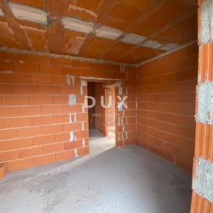 RIJEKA, KASTAV - samostojeća kuća s pogledom na more + garaža + velika okućnica! PRILIKA!