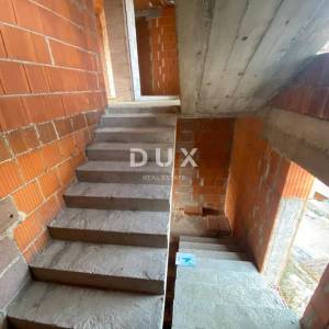 RIJEKA, KASTAV - samostojeća kuća s pogledom na more + garaža + velika okućnica! PRILIKA!