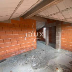 RIJEKA, KASTAV - samostojeća kuća s pogledom na more + garaža + velika okućnica! PRILIKA!