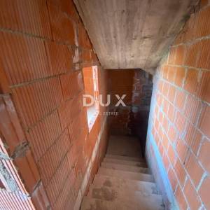 RIJEKA, KASTAV - samostojeća kuća s pogledom na more + garaža + velika okućnica! PRILIKA!