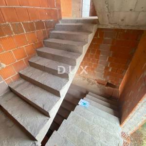 RIJEKA, KASTAV - samostojeća kuća s pogledom na more + garaža + velika okućnica! PRILIKA!