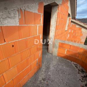 RIJEKA, KASTAV - samostojeća kuća s pogledom na more + garaža + velika okućnica! PRILIKA!