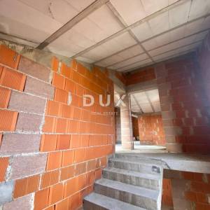 RIJEKA, KASTAV - samostojeća kuća s pogledom na more + garaža + velika okućnica! PRILIKA!