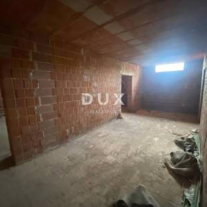 RIJEKA, KASTAV - samostojeća kuća s pogledom na more + garaža + velika okućnica! PRILIKA!