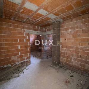 RIJEKA, KASTAV - samostojeća kuća s pogledom na more + garaža + velika okućnica! PRILIKA!