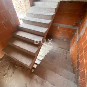 RIJEKA, KASTAV - samostojeća kuća s pogledom na more + garaža + velika okućnica! PRILIKA!