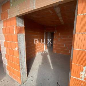 RIJEKA, KASTAV - samostojeća kuća s pogledom na more + garaža + velika okućnica! PRILIKA!