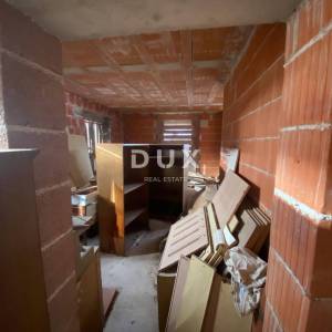 RIJEKA, KASTAV - samostojeća kuća s pogledom na more + garaža + velika okućnica! PRILIKA!