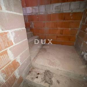 RIJEKA, KASTAV - samostojeća kuća s pogledom na more + garaža + velika okućnica! PRILIKA!