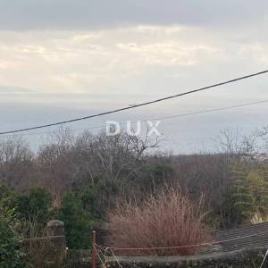 RIJEKA, KOSTRENA - samostojeća kuća + okućnica s parkingom i pogledom na more! PRILIKA!