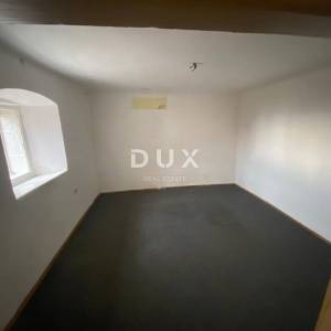 RIJEKA, KOSTRENA - samostojeća kuća + okućnica s parkingom i pogledom na more! PRILIKA!