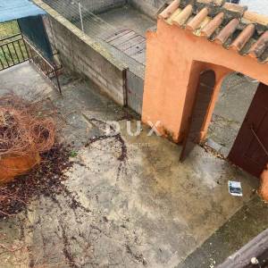 RIJEKA, KOSTRENA - samostojeća kuća + okućnica s parkingom i pogledom na more! PRILIKA!