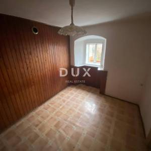 RIJEKA, KOSTRENA - samostojeća kuća + okućnica s parkingom i pogledom na more! PRILIKA!