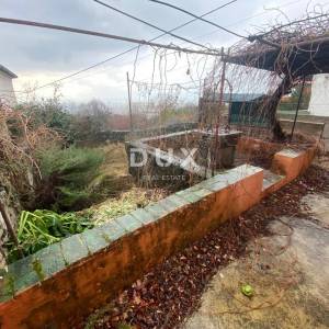 RIJEKA, KOSTRENA - samostojeća kuća + okućnica s parkingom i pogledom na more! PRILIKA!