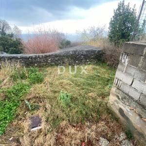 RIJEKA, KOSTRENA - samostojeća kuća + okućnica s parkingom i pogledom na more! PRILIKA!