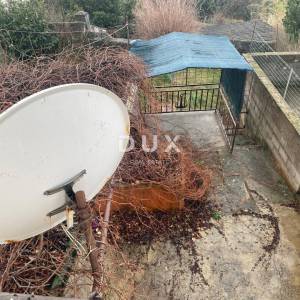 RIJEKA, KOSTRENA - samostojeća kuća + okućnica s parkingom i pogledom na more! PRILIKA!