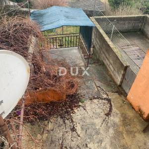 RIJEKA, KOSTRENA - samostojeća kuća + okućnica s parkingom i pogledom na more! PRILIKA!