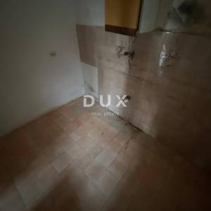 RIJEKA, KOSTRENA - samostojeća kuća + okućnica s parkingom i pogledom na more! PRILIKA!