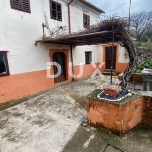 RIJEKA, KOSTRENA - samostojeća kuća + okućnica s parkingom i pogledom na more! PRILIKA!