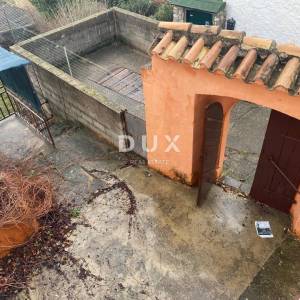 RIJEKA, KOSTRENA - samostojeća kuća + okućnica s parkingom i pogledom na more! PRILIKA!