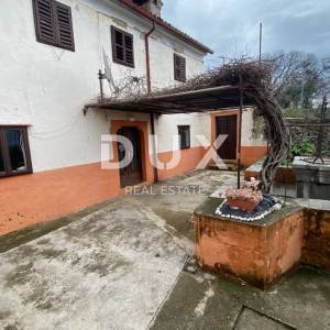 RIJEKA, KOSTRENA - samostojeća kuća + okućnica s parkingom i pogledom na more! PRILIKA!