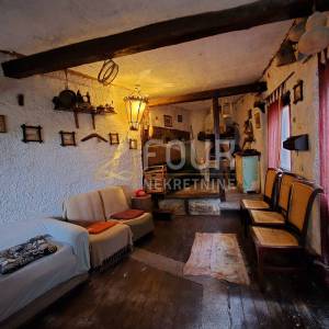 Rijeka, Krimeja, nekretnina na traženoj poziciji, 2s+db i konoba