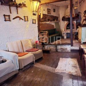 Rijeka, Krimeja, nekretnina na traženoj poziciji, 2s+db i konoba