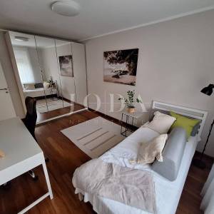 Rijeka - Uređen i namješten 2-sobni stan s loggiom – mirna ulica, blizina kampusa