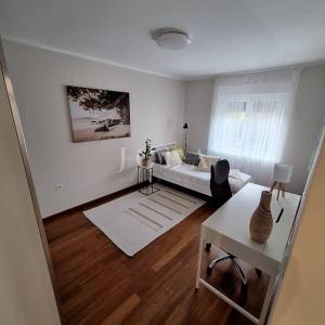 Rijeka - Uređen i namješten 2-sobni stan s loggiom – mirna ulica, blizina kampusa