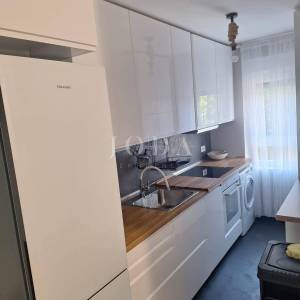 Rijeka - Uređen i namješten 2-sobni stan s loggiom – mirna ulica, blizina kampusa