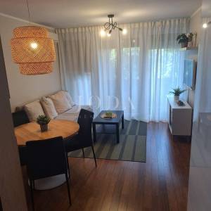 Rijeka - Uređen i namješten 2-sobni stan s loggiom – mirna ulica, blizina kampusa