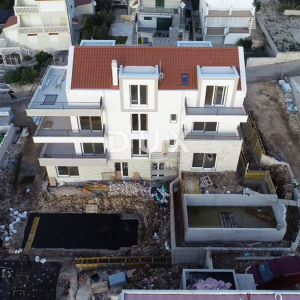 ROGOZNICA, STIVAŠNICA – Stan u prizemlju s bazenom i pogledom na more