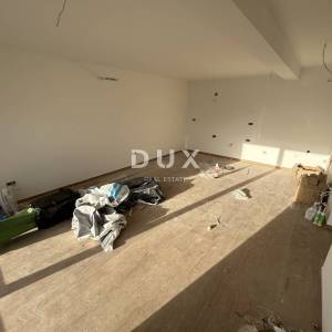 ROGOZNICA, STIVAŠNICA – Stan u prizemlju s bazenom i pogledom na more